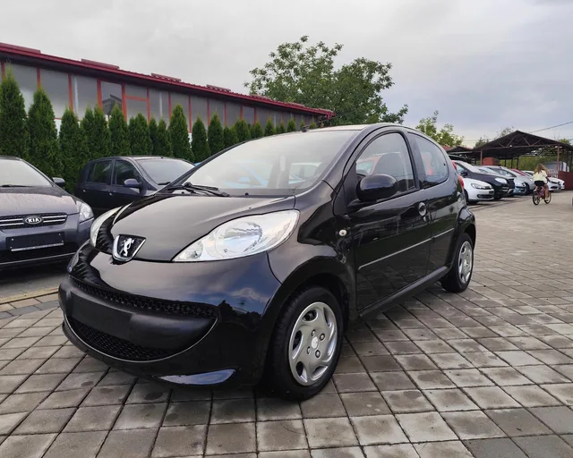 Peugeot 107 1.0 benzin 50kw 2007 v 1