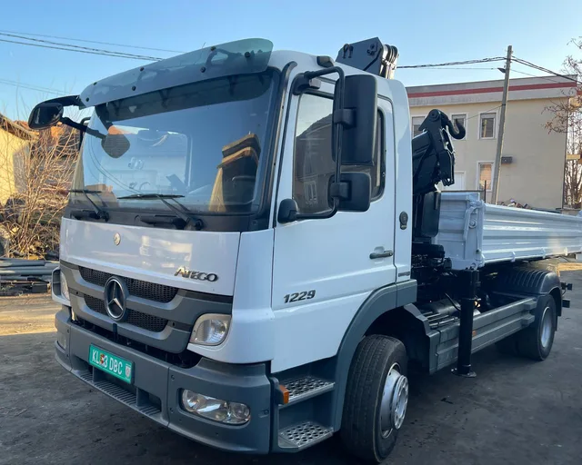 Kamion me kipër Mercedes Benz Atego 12 29 me kran Hiab 100 1