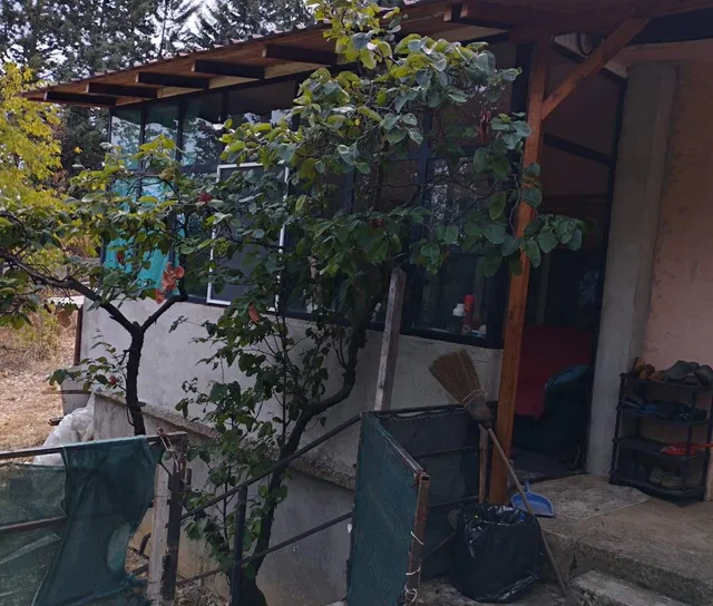 Shitet/Shkëmbehet. Vilë me oborr perime në f. Orešani 1