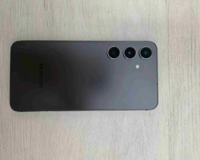 Samsung Galaxy S24 in Black. 1