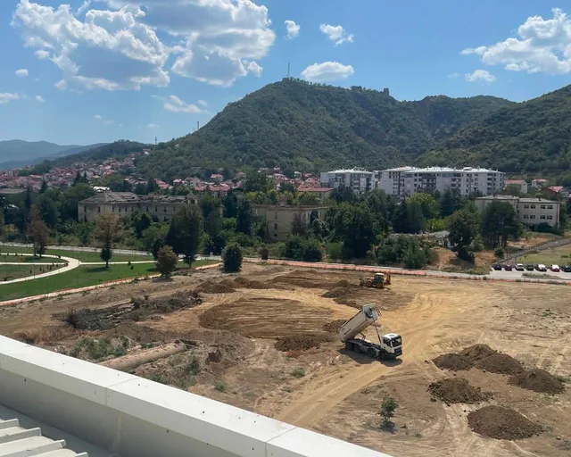 Се продава готов стан на топ локација со поглед према парк в 1