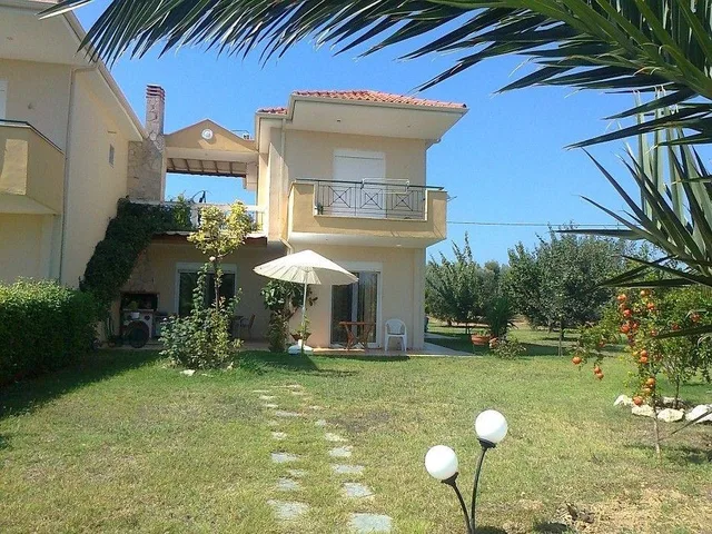 Shitet shtëpi me kopsht privat në Nea Potidea, Greqi 1