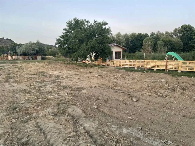 Агенција Јурис - плац на продажба - прва линија до езерото 1