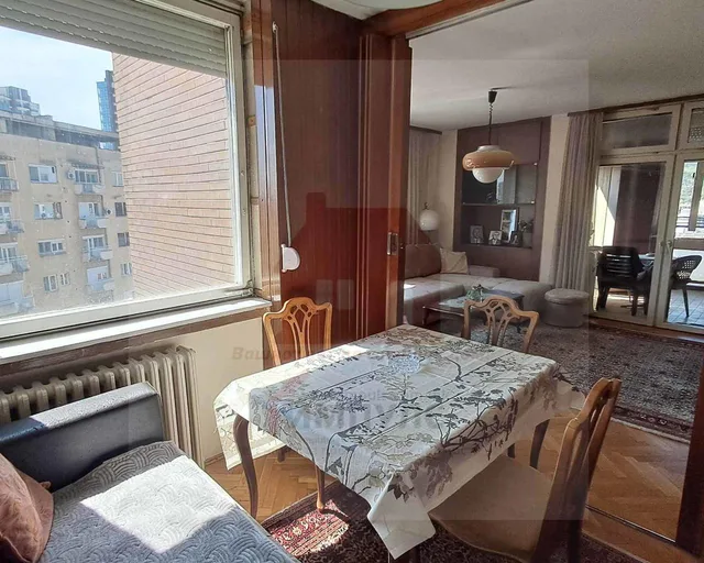 Shitet apartament trefhomësh në qendër 1