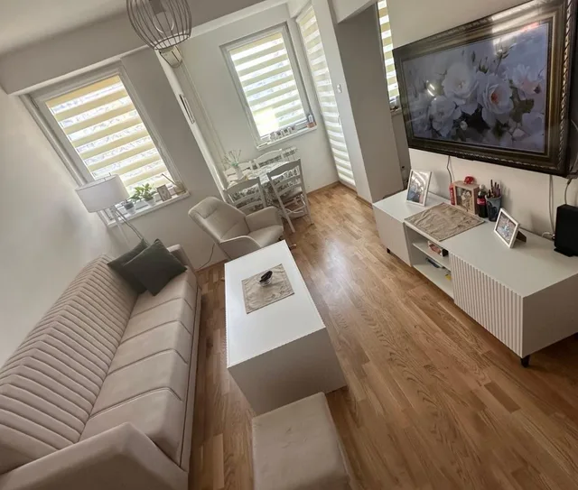Shitet apartament i mobiluar 1