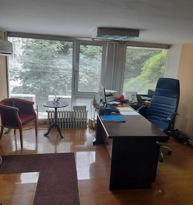 Jepen zyra në Qendër. 1