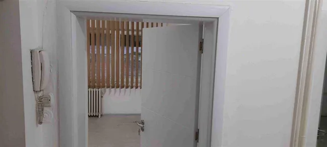 Hapësirë zyre në qendër të Shkupit, përdhesë, lokacion i shkëlqyer 1