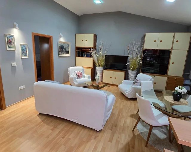 Apartment with high ceilings and open gallery to the living room 1