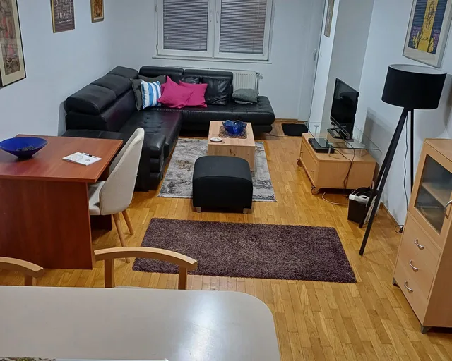 Apartament i mobiluar me qira në qendër, i vogël për t'u vendosur menjëherë 1