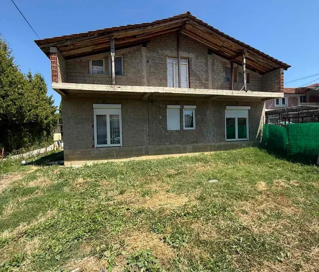Се продава куќа со дворно место во Охрид 1