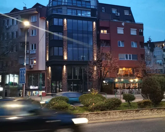 Jepet 115m2 zyra të pajisura, kati 3, pjesë e ndërtesës afër Brosh 1