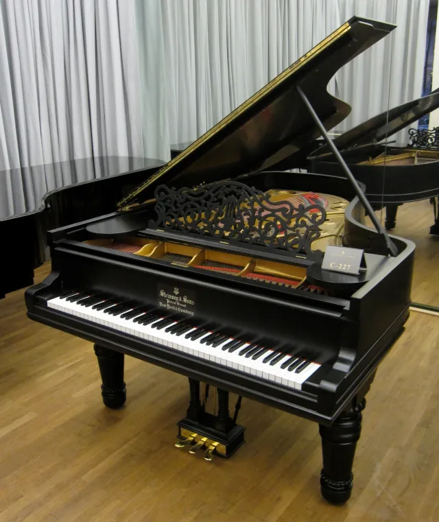 Клавир Steinway & Sons во црна мат завршница со изрезбарен држач за ноти и масивни ребрести нозе